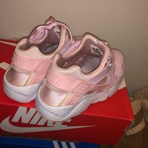 Women’s Nike huarache sneaker